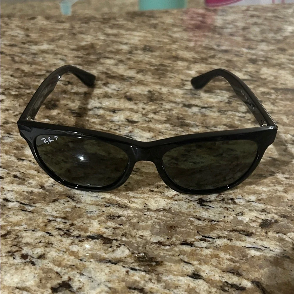 Ray-Ban Classic Black Sunglasses with Case - Picture 2 of 4